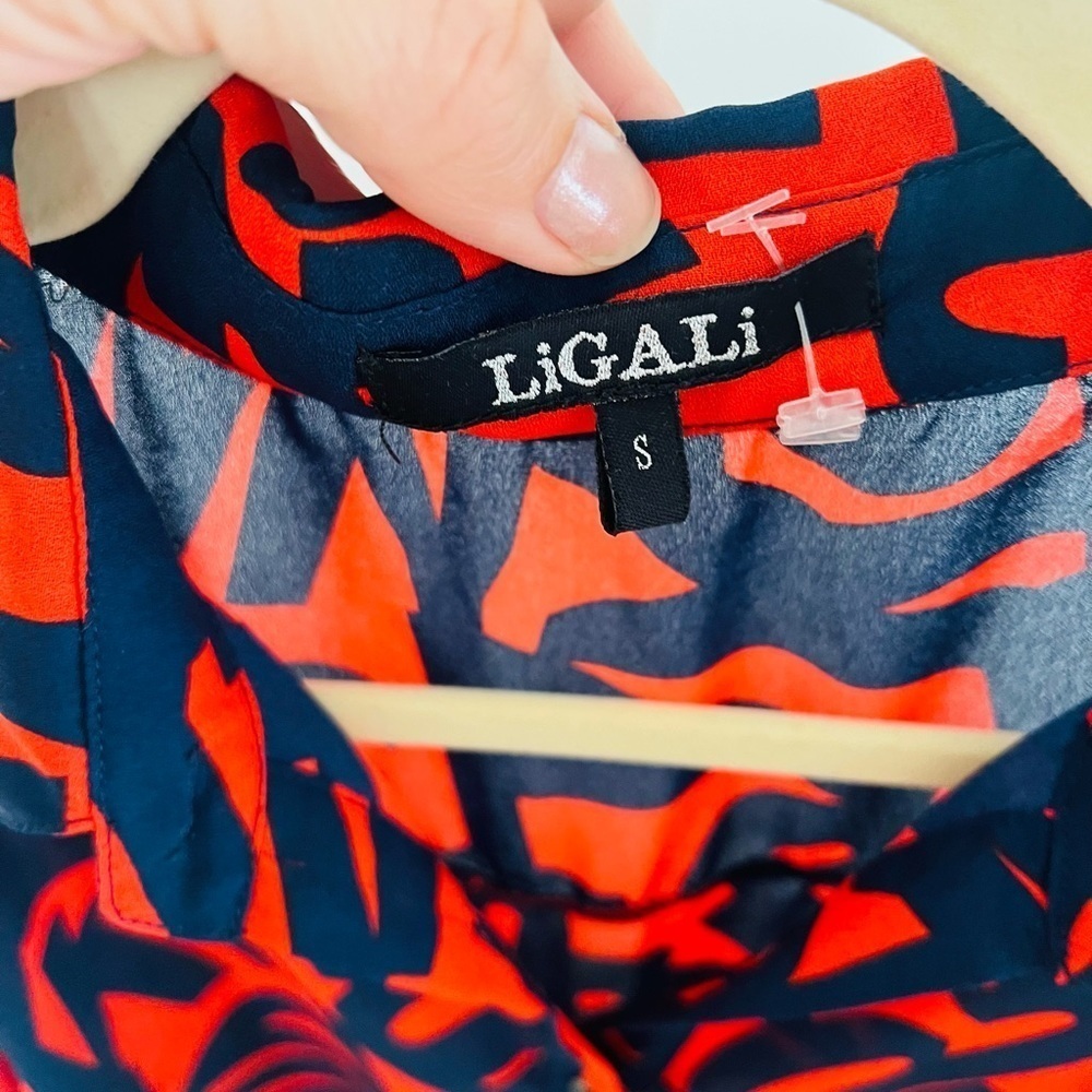 Beautiful Ligali small blouse in red and blue with cut out shoulders - Picture 2 of 6
